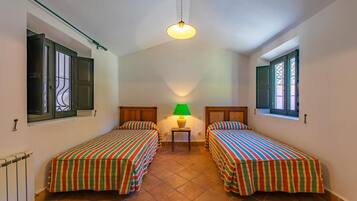 6 slaapkamers, een strijkplank/strijkijzer, gratis wifi, beddengoed