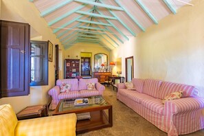 TV, fireplace - Villa 'Cantarranas' with Sea View, Private Pool and Wi-Fi (Tarifa)