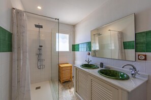 Shower, towels - Villa 'Cantarranas' with Sea Views, Private Pool and Wi-Fi (Tarifa)