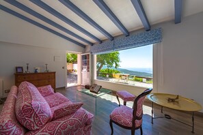 TV, fireplace - Villa 'Cantarranas' with Sea View, Private Pool and Wi-Fi (Tarifa)