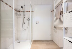 Shower, hair dryer, towels, soap - Cozy barrier-free apartment in central Vegesack/2-4 pers. (Bremen)
