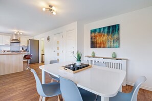 Casa familiar, patio | Comedor