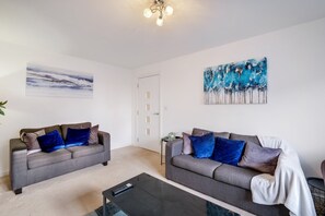 Casa familiar, patio | Zona de estar | Smart TV de 42 pulgadas con canales digitales, Netflix