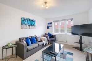 Casa familiar, patio | Zona de estar | Smart TV de 42 pulgadas con canales digitales, Netflix