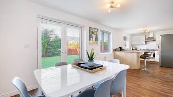 บ้านพักสำหรับครอบครัว, ลานระเบียง | ห้องรับประทานอาหาร