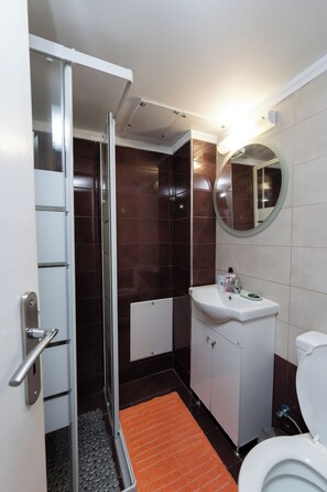 Hiustenkuivaaja, pyyhkeet, saippua, vessapaperi