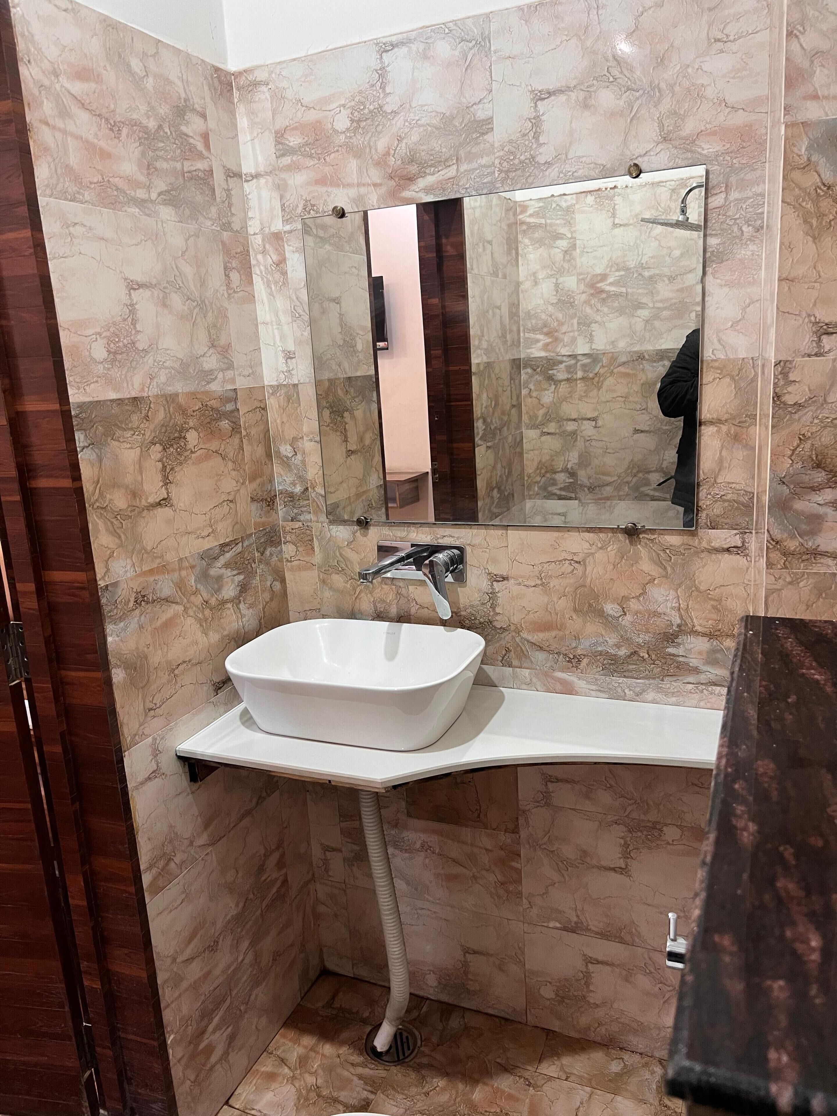 Suite Familiale, vue ville | Salle de bain | Douche, articles de toilette gratuits, serviettes fournies, savon