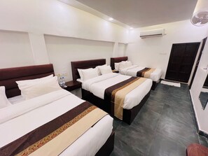 Suite familiar, vista a la ciudad | Muebles diferentes, escritorio y espacio para trabajar con laptop