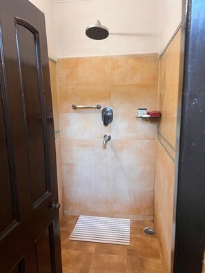 Suite familiale, vue sur la ville | Salle de bain | Douche, articles de toilette (gratuits), serviettes fournies, savon