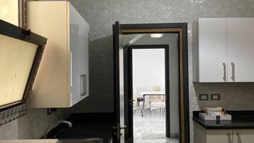 Kylskåp, mikrovågsugn, ugn och spishäll