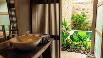 Villa Fuego | Kamar mandi | Shower, pengering rambut, handuk, dan sabun