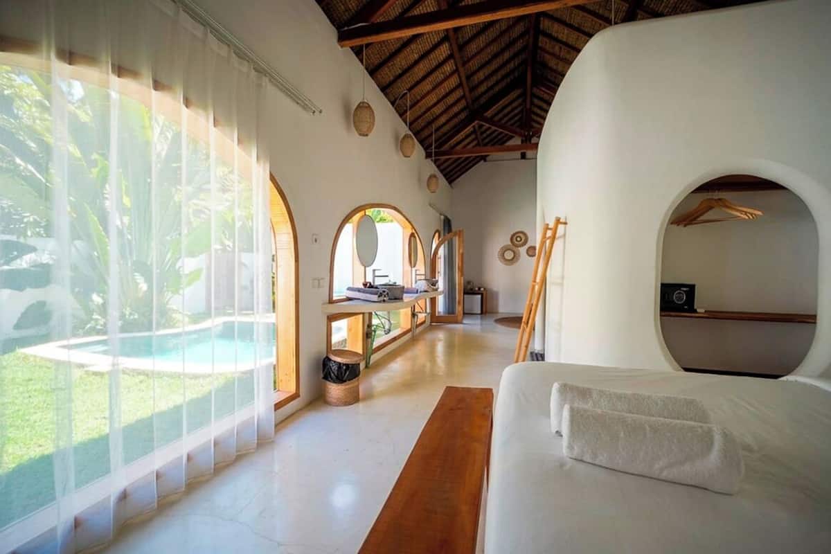 Villa Agua | Premium bedding, down duvets, memory-foam beds, in-room safe