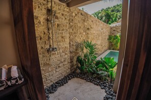 Villa Fuego | Bathroom | Shower, hair dryer, towels, soap - Lombok Souls (Senggigi)