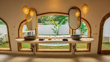 Villa Agua | Bathroom | Shower, hair dryer, towels, soap