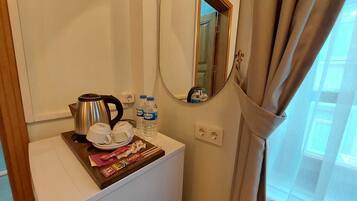 Habitación superior con 1 cama matrimonial o 2 individuales | Caja de seguridad en la habitación, insonorización y wifi gratis