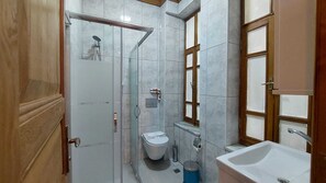Camera Superior con letto matrimoniale o 2 letti singoli | Bagno | Pantofole