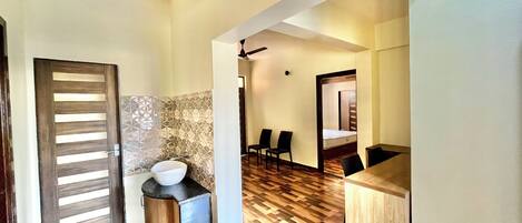 Una cocina moderna con piso de madera, un lavamanos y una encimera.