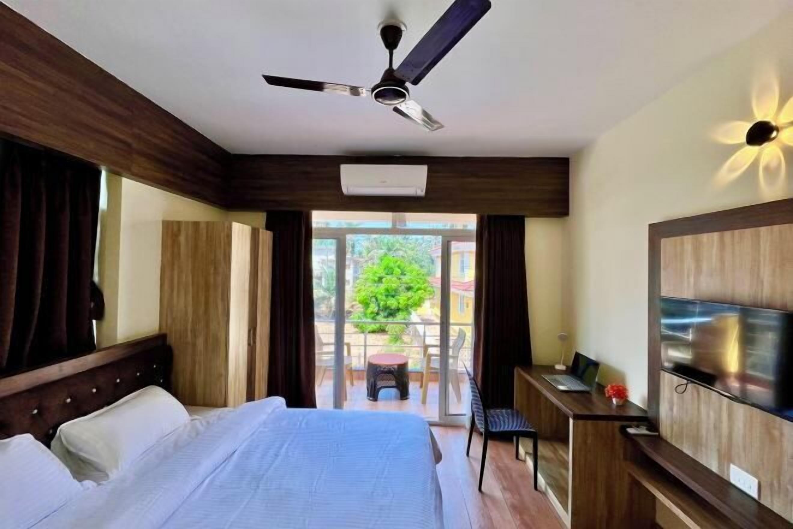 Prémium ágynemű, egyedi berendezés és íróasztal