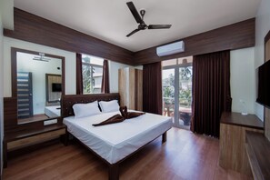 Luxe beddengoed, individueel gemeubileerd, een bureau