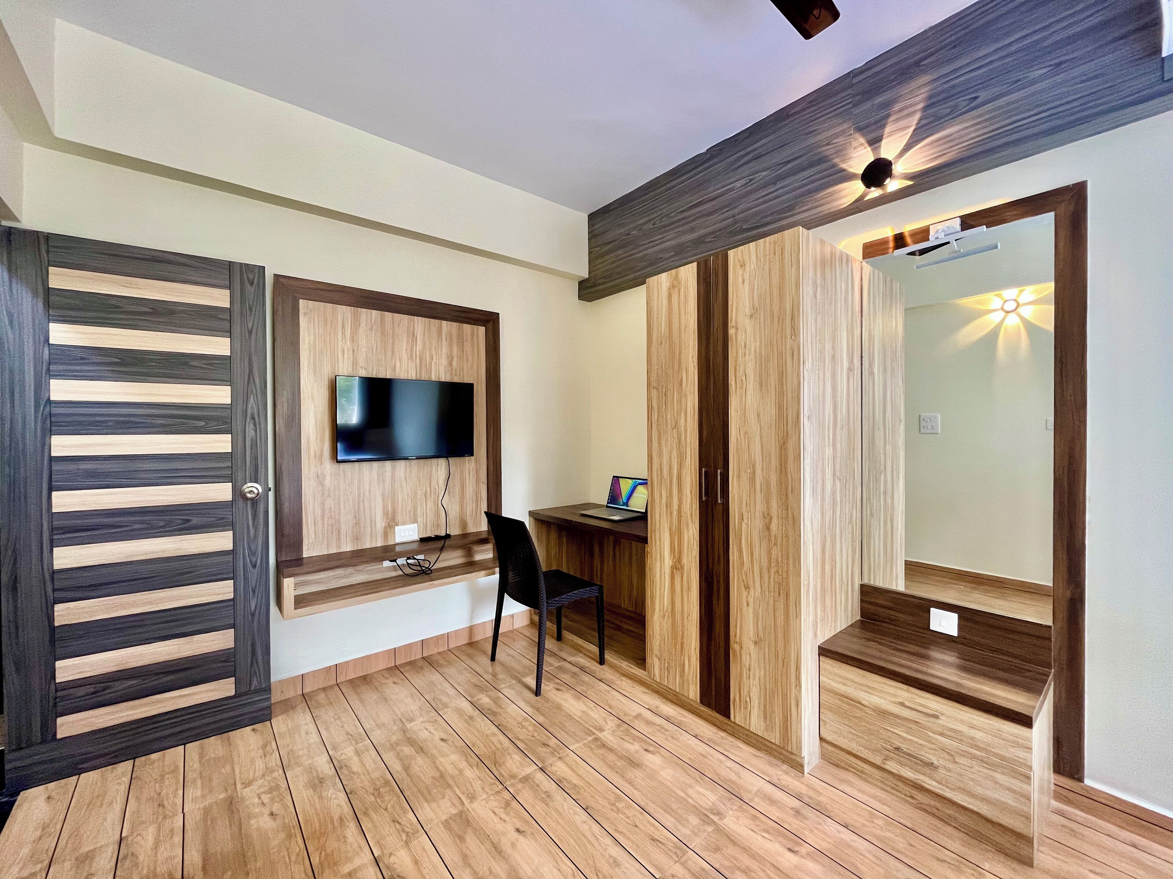 高级房 | 高档床上用品、特色家居、办公桌、笔记本电脑工作区