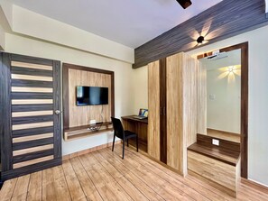 高级房 | 高档床上用品、特色家居、办公桌、笔记本电脑工作区