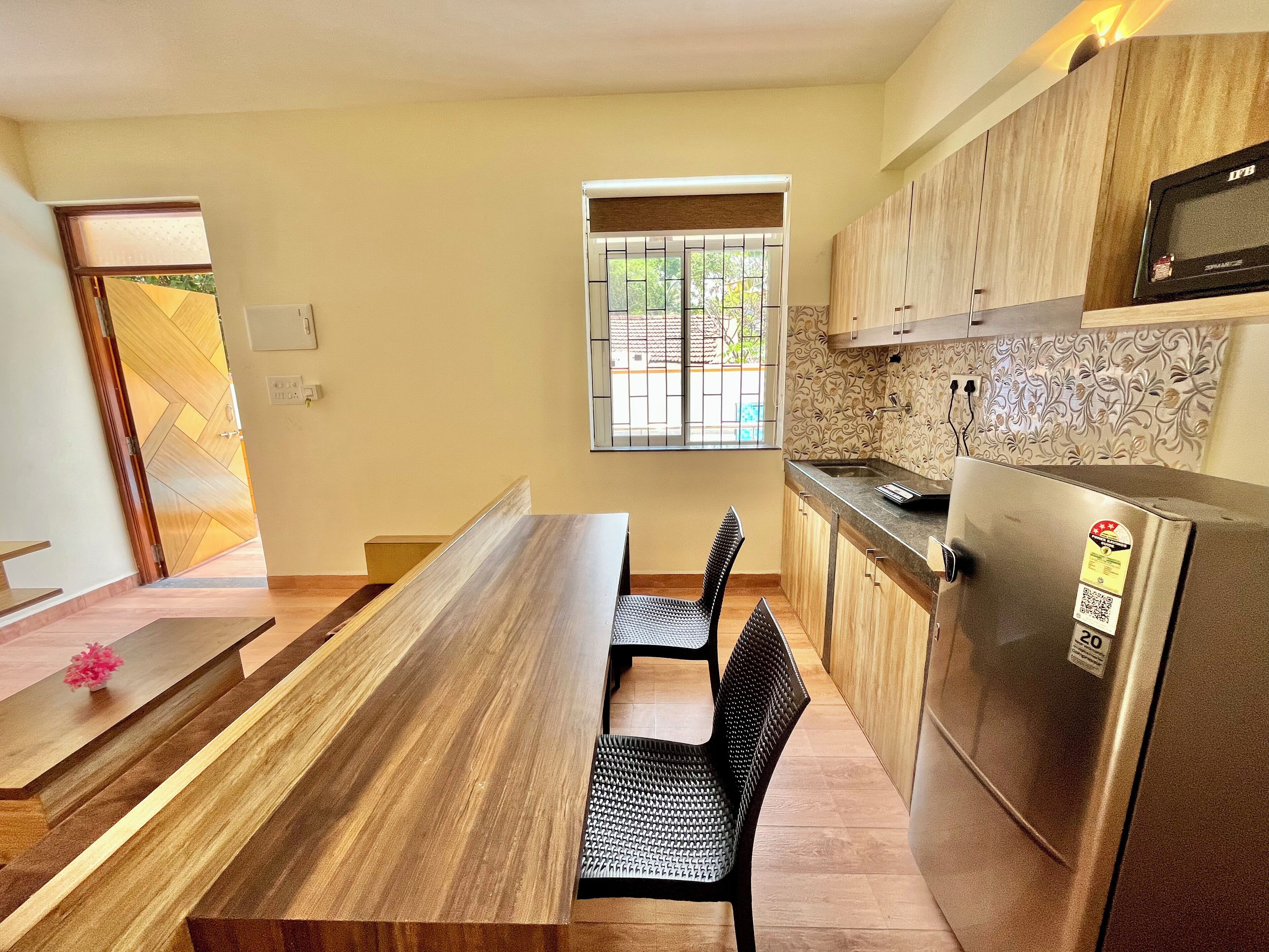 Deluxe Suite | Private kitchen | Fridge, microwave, stovetop, coffee/tea maker