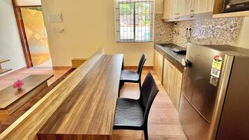 Deluxe Suite | Private kitchen | Fridge, microwave, stovetop, coffee/tea maker