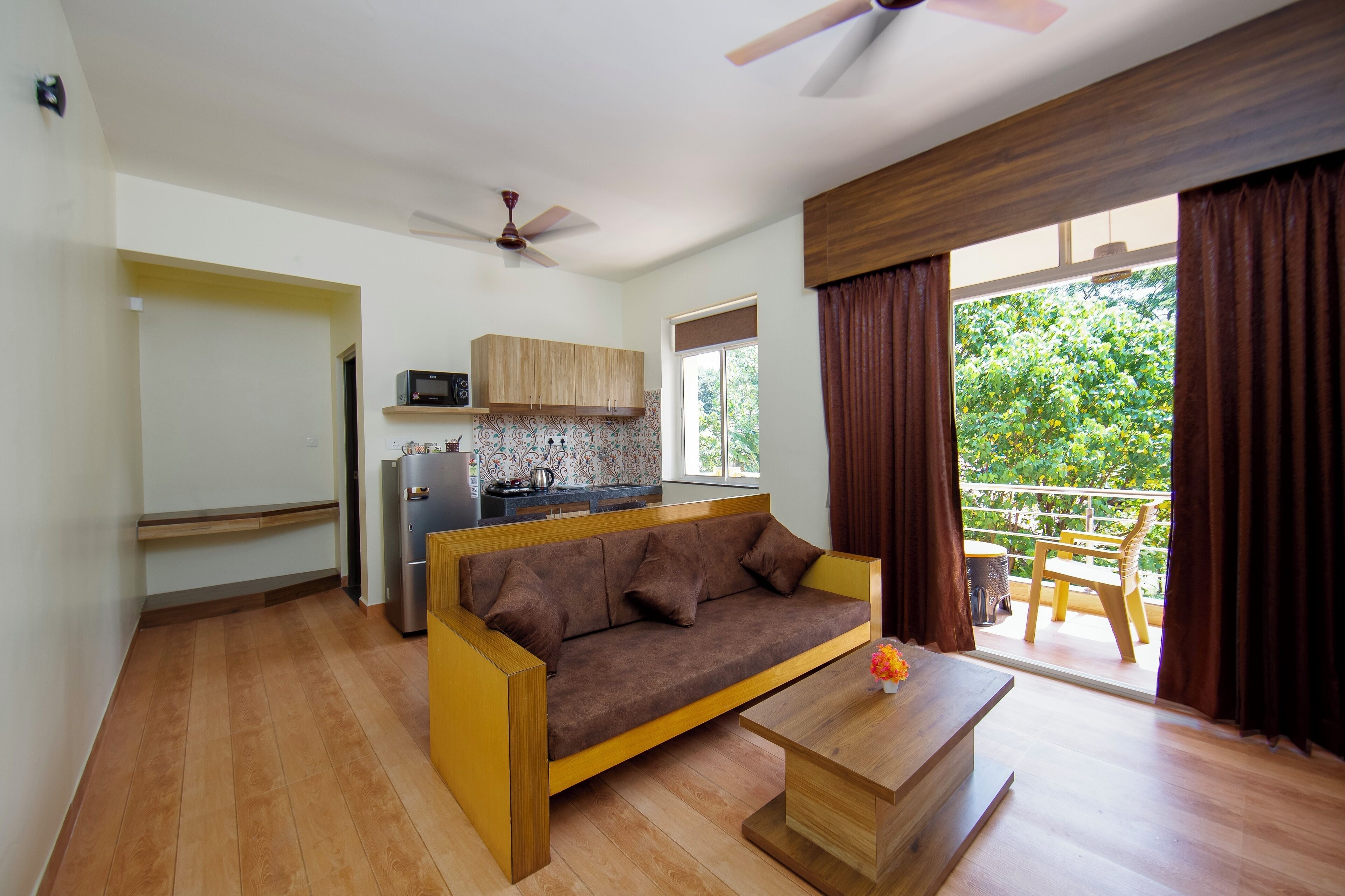 Una sala de estar moderna con un sofá, una mesa de centro y un balcón con muebles de madera.