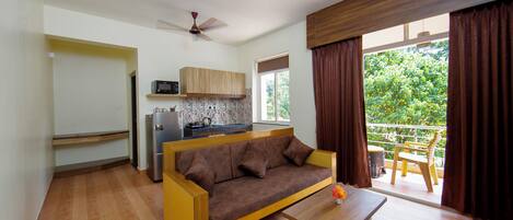 Una sala de estar moderna con un sofá, una mesa de centro y un balcón con muebles de madera.