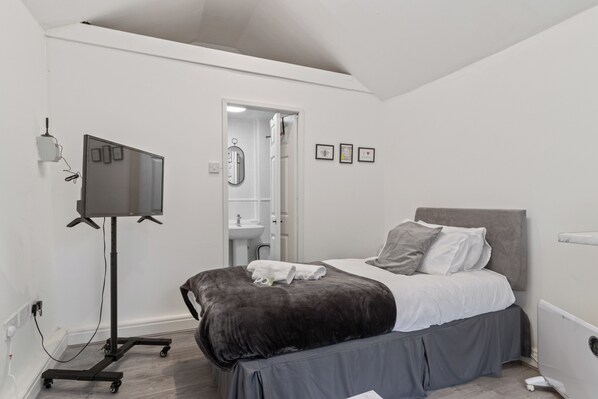 Iron/ironing board, free WiFi, bed sheets