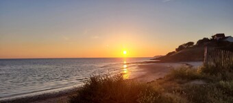 Lumineuse maison de famille à 4 minutes à pied de la plage avec jardin clôturé