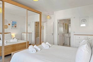 2 bedrooms, desk, iron/ironing board, free WiFi - Coastal Penthouse on the Pentire, Newquay (Newquay)