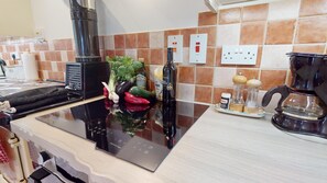 Jääkaappi, mikroaaltouuni, uuni, liesi