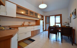 Kühlschrank, Mikrowelle, Herdplatte, Wasserkocher mit Kaffee-/Teezubehör