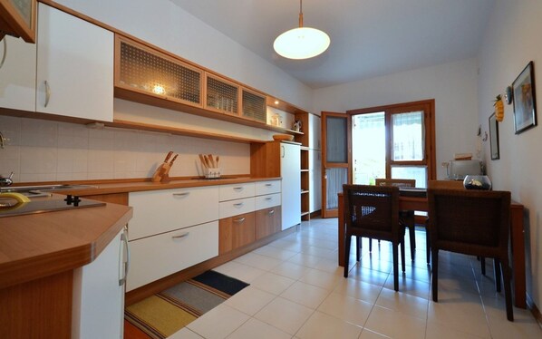 Frigorífico, microondas, placa de cocina y lavavajillas