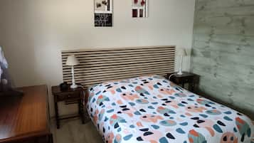 1 habitación, tabla de planchar con plancha y cuna de viaje