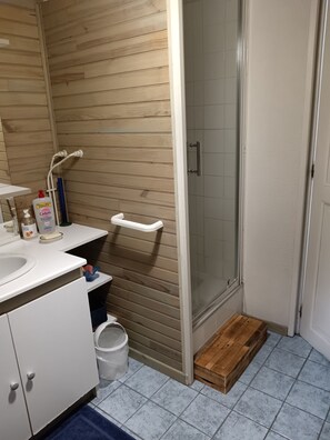 Haartrockner, Handtücher, Seife, Shampoo