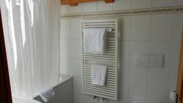 Standard Double Room | Bathroom | Hair dryer, towels, soap, shampoo