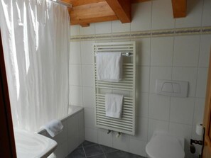 Standard Double Room | Bathroom | Hair dryer, towels, soap, shampoo - Hotel Restaurant Le Mazot Zermatt (Zermatt)