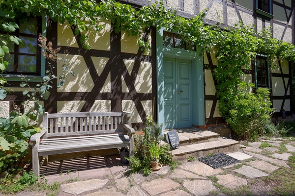 Wunderschöner Eingang des Fahrwerkhauses mit Bank