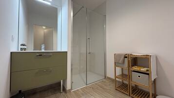 淋浴设施、卫生纸