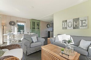 Een televisie en een filmbibliotheek