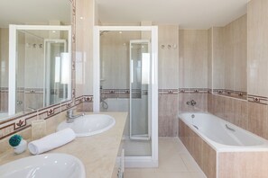 Haartrockner, Handtücher, Seife, Toilettenpapier