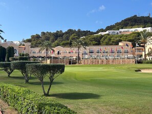 Golf - Quiet ground floor 3 bedroom apartment - private patio - pools with jacuzzi (Atamaria)