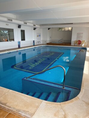 Piscine intérieure, piscine extérieure