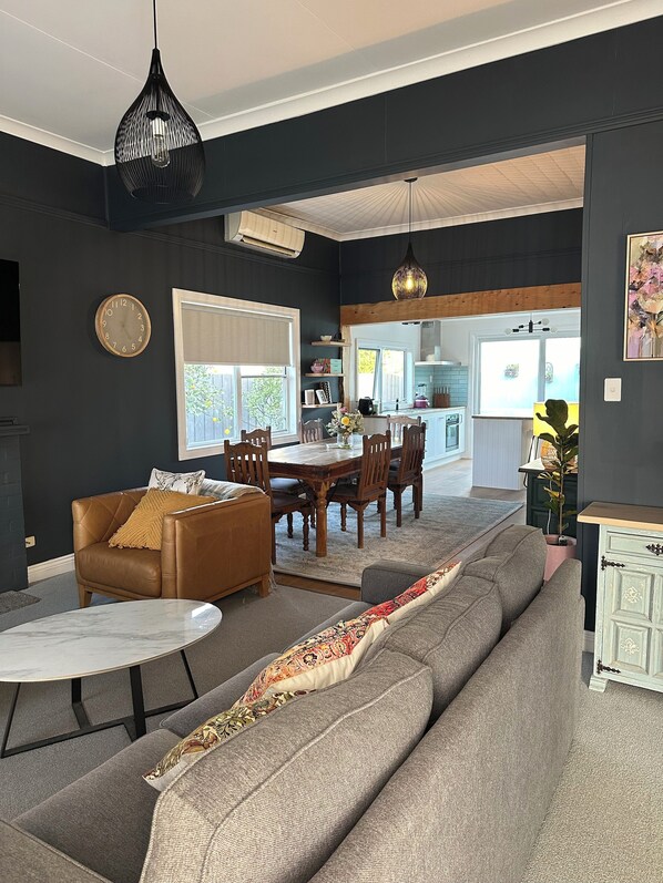 Smart TV - Cosy Coastal Cottage in Stanley Beautiful Outdoor Fire Pit. Pet Friendly. (Stanley)