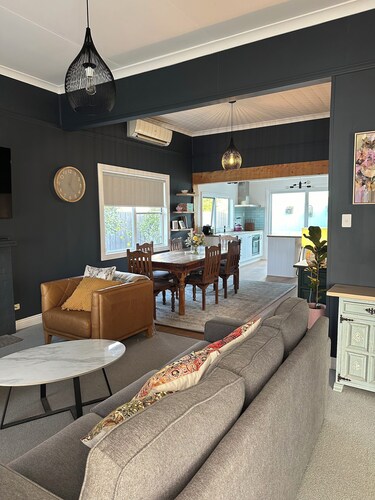 Cosy Coastal Cottage in Stanley Beautiful Outdoor Fire Pit. Pet Friendly.