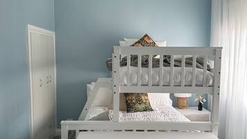 2 soveværelser, skrivebord, strygejern/strygebræt, weekendseng