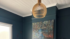 Una camera da letto con un letto, un quadro, un camino e una finestra.