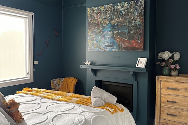 2 slaapkamers, een bureau, een strijkplank/strijkijzer, reisbedje